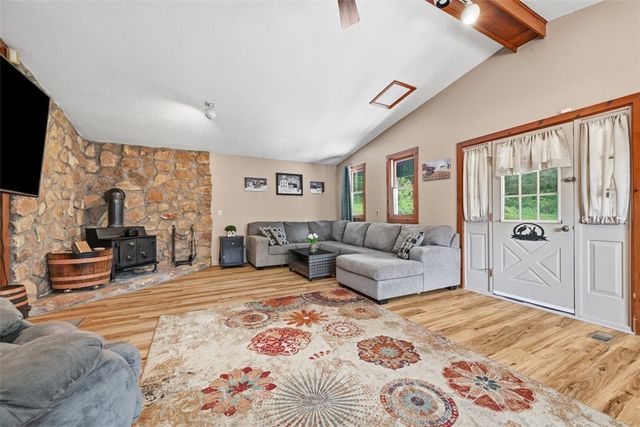 122 Grove Hill Rd, Economy, PA 15005