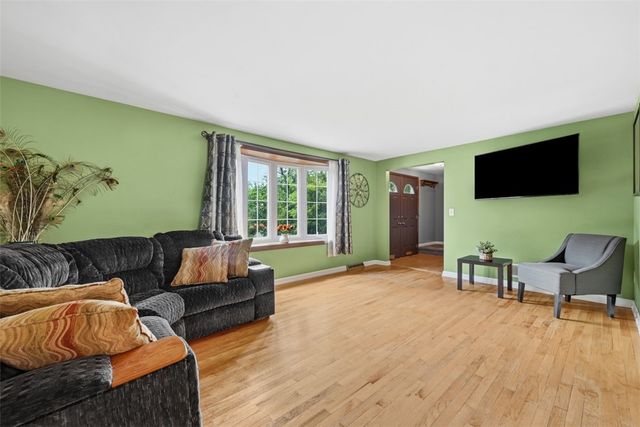 122 Grove Hill Rd, Economy, PA 15005