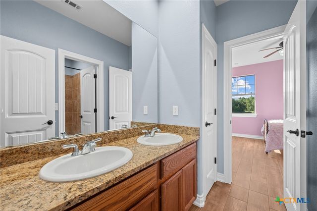 140 N Encino Crossing, Liberty Hill, TX 78642