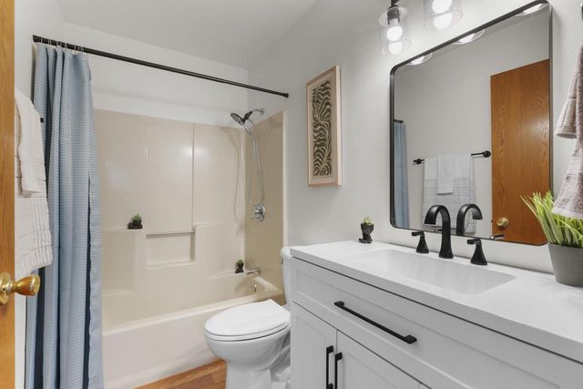 2352 MOUNT VERNON STREET, Oshkosh, WI 54901