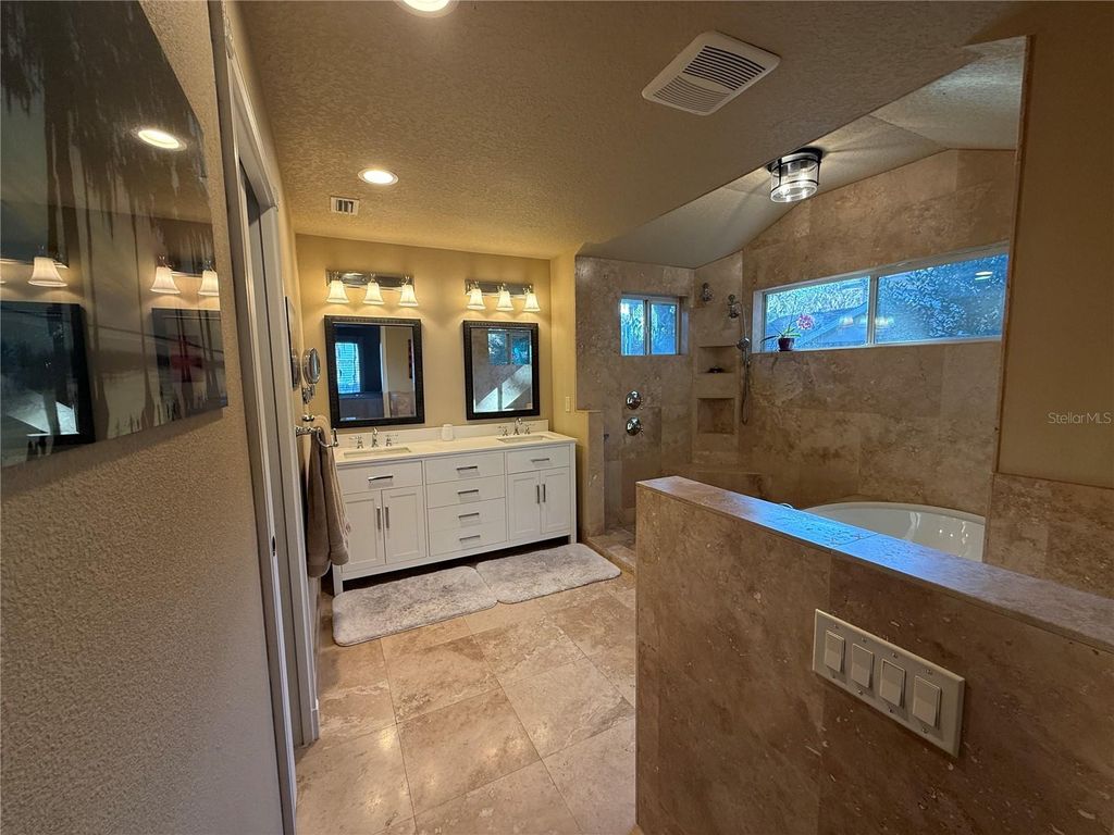 Image 33 of property listing at 11322 DEAD RIVER ROAD, Tavares, FL 32778