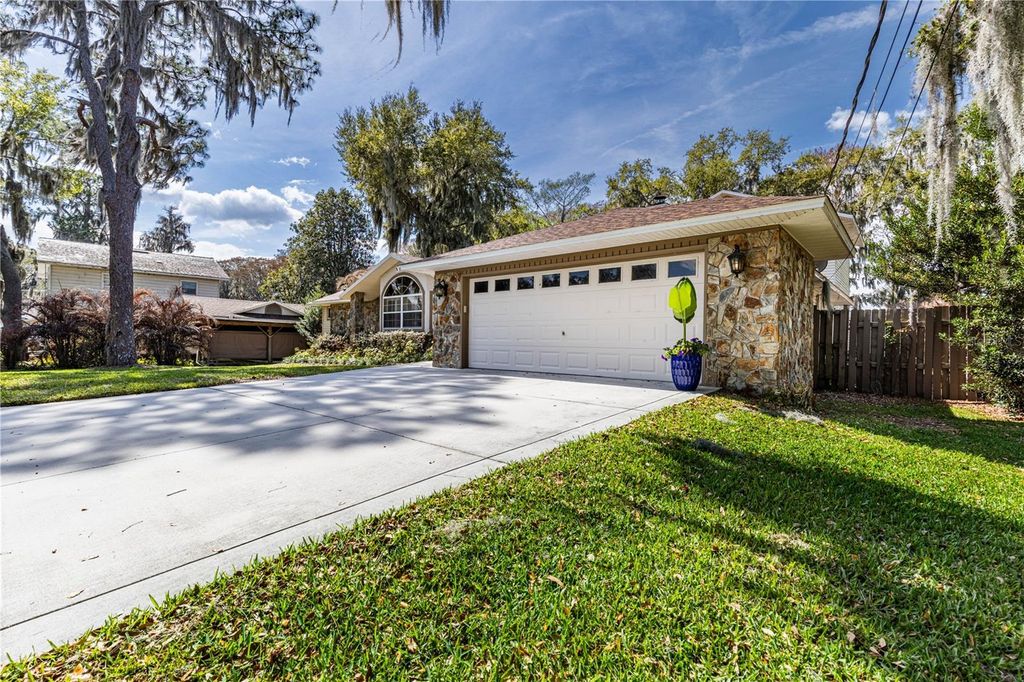 Image 54 of property listing at 11322 DEAD RIVER ROAD, Tavares, FL 32778