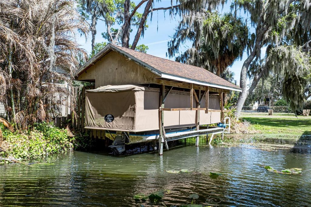 Image 71 of property listing at 11322 DEAD RIVER ROAD, Tavares, FL 32778