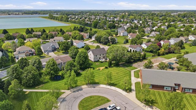 2201 Parklawn Drive, Lewis Center, OH 43035