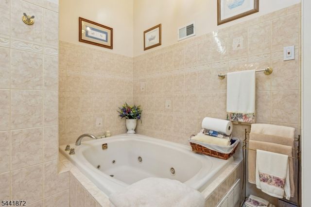 4 Viking Ct, Randolph Twp., NJ 07869