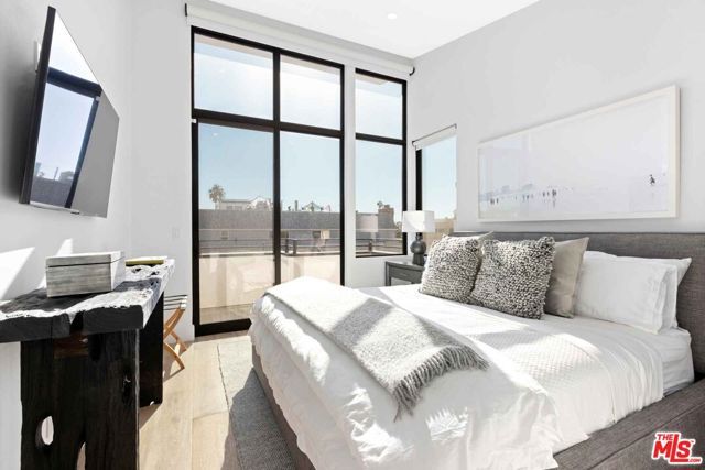 4106 River Avenue 2, Newport Beach, CA 92663