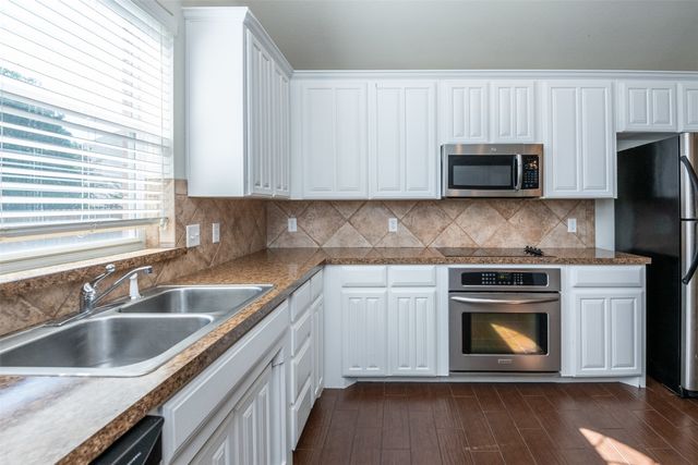 10913 Golfview Way, Benbrook, TX 76126