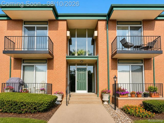 1954 Axtell Drive 5, Troy, MI 48084