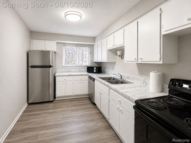 1954 Axtell Drive 5, Troy, MI 48084