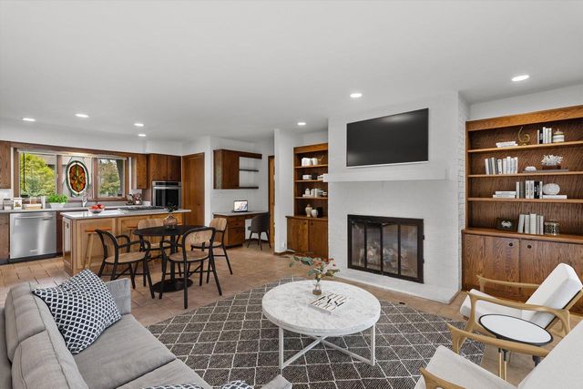 25 Lakewood DRIVE, Wind Point, WI 53402