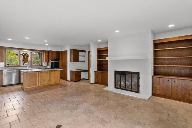 25 Lakewood DRIVE, Wind Point, WI 53402