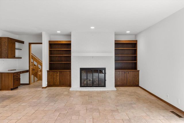 25 Lakewood DRIVE, Wind Point, WI 53402
