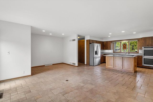 25 Lakewood DRIVE, Wind Point, WI 53402