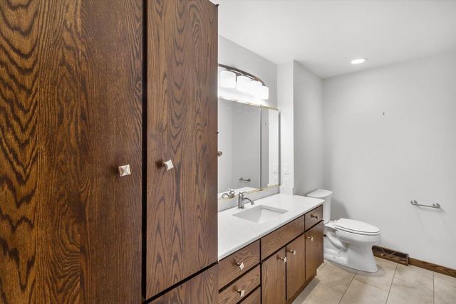 25 Lakewood DRIVE, Wind Point, WI 53402