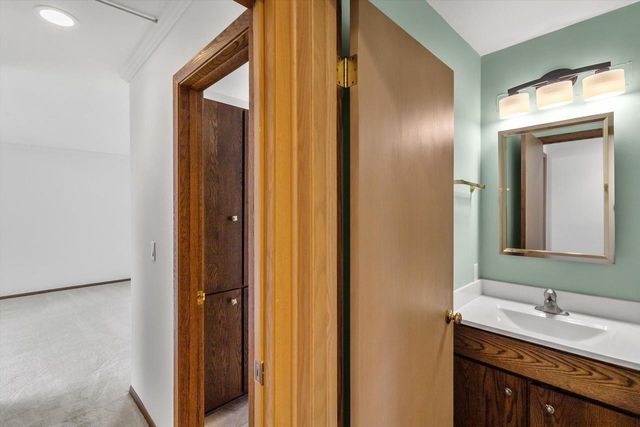 25 Lakewood DRIVE, Wind Point, WI 53402