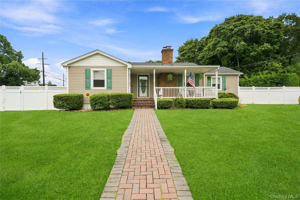494 N Putnam Avenue, Lindenhurst, NY 11757 — exterior