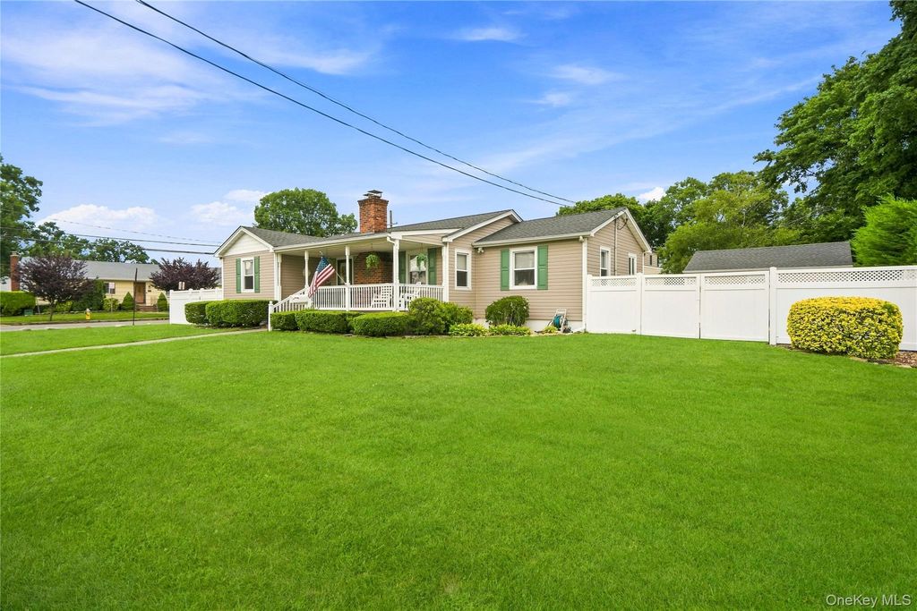 494 N Putnam Avenue, Lindenhurst, NY 11757 — photo 2