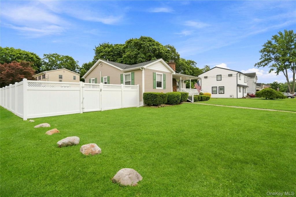 494 N Putnam Avenue, Lindenhurst, NY 11757 — photo 3