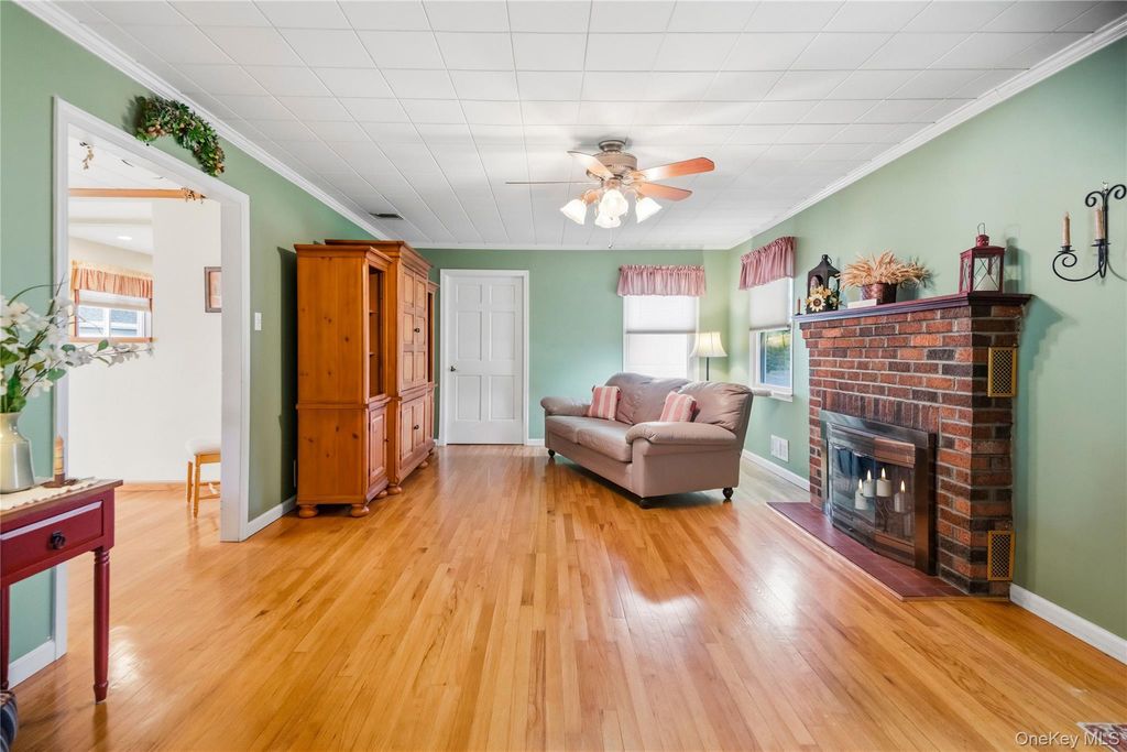 494 N Putnam Avenue, Lindenhurst, NY 11757 — photo 4