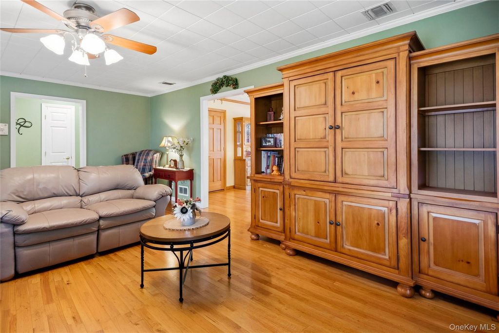 494 N Putnam Avenue, Lindenhurst, NY 11757 — photo 5