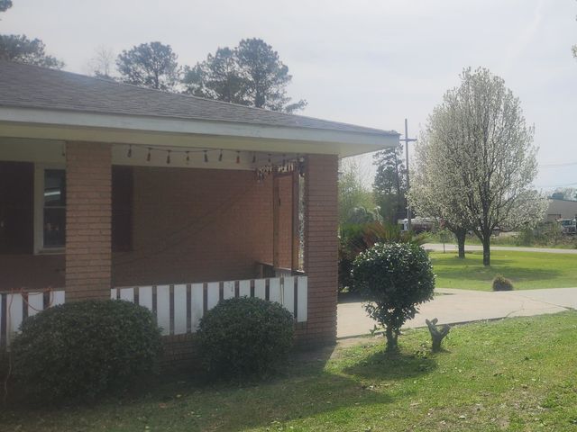 102 N Hazel Ave., Andrews, SC 29510