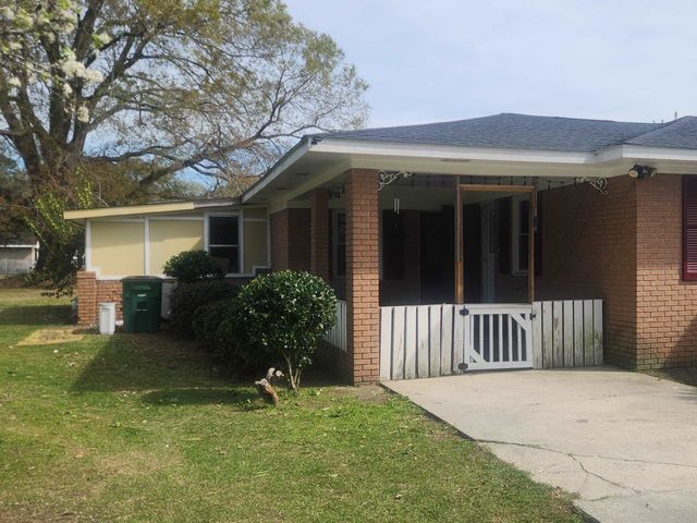 102 N Hazel Ave., Andrews, SC 29510