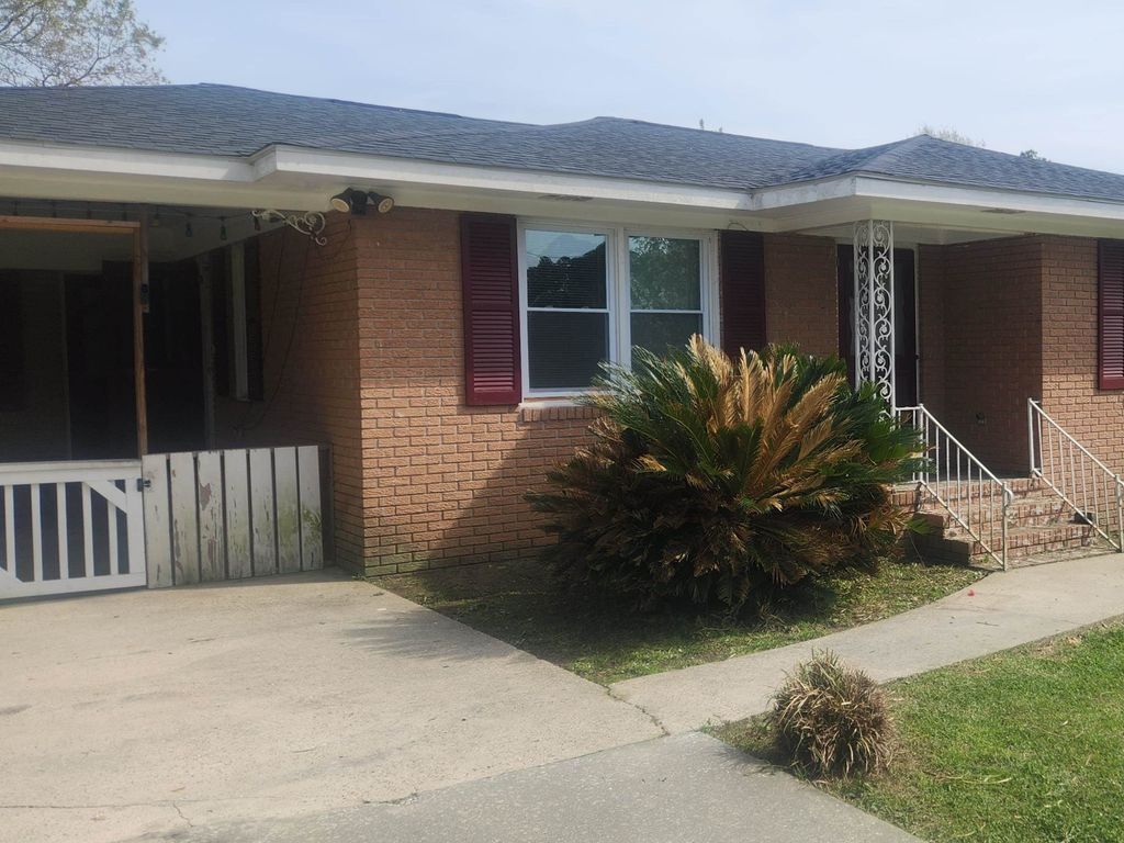 102 N Hazel Ave., Andrews, SC 29510