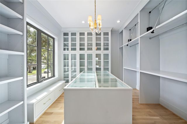 6242 Meadow Lake Lane, Houston, TX 77057