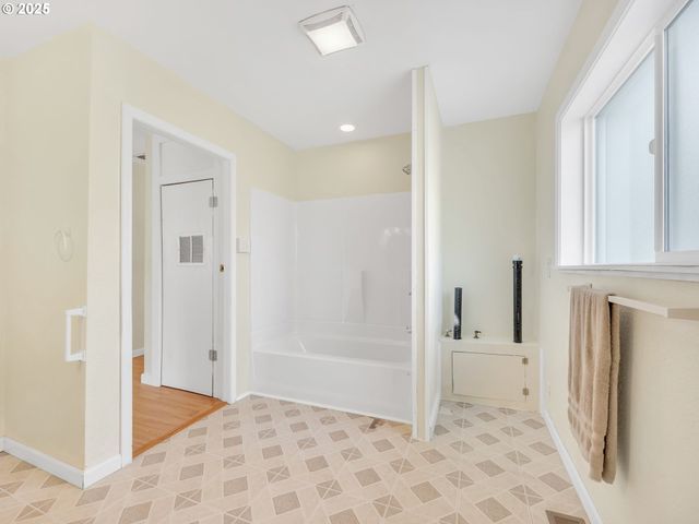 125 Sw CEDAR Ave, Warrenton, OR 97146