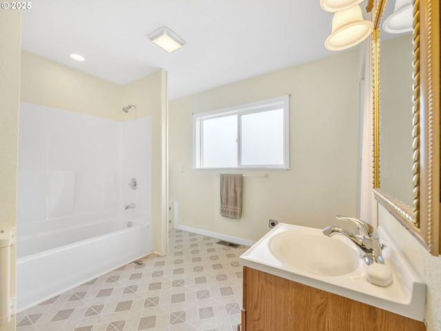 125 Sw CEDAR Ave, Warrenton, OR 97146