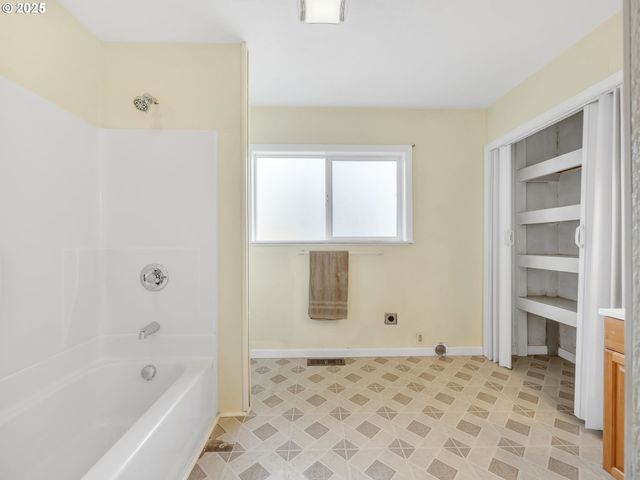 125 Sw CEDAR Ave, Warrenton, OR 97146