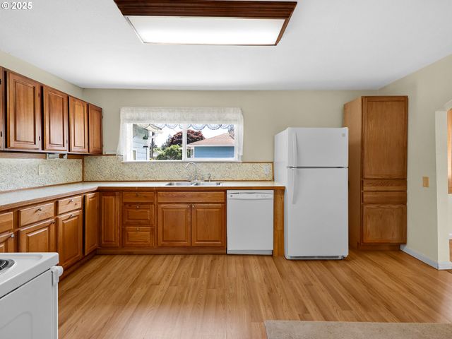 125 Sw CEDAR Ave, Warrenton, OR 97146