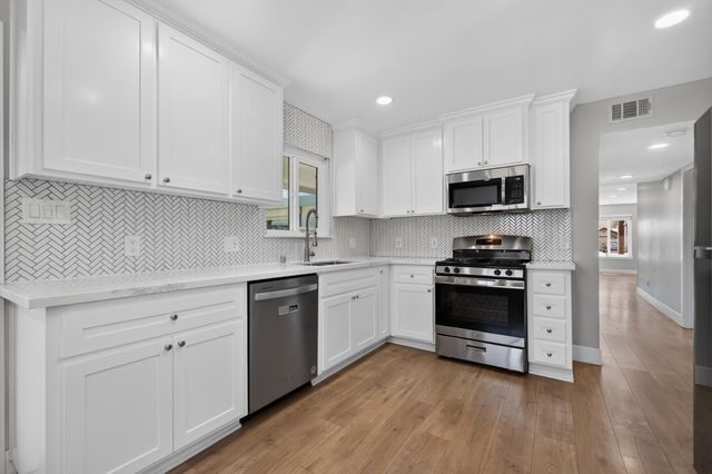 2624 51st St, Sacramento, CA 95817