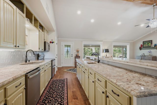 301 Kiowa Drive E, Lake Kiowa, TX 76240