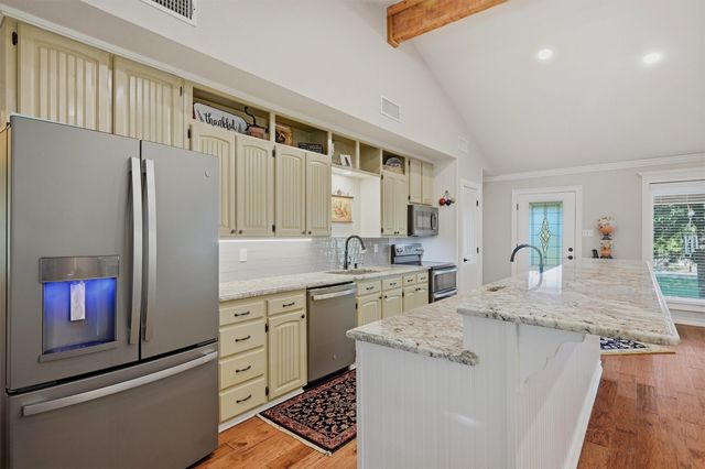 301 Kiowa Drive E, Lake Kiowa, TX 76240