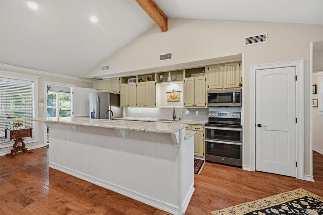 301 Kiowa Drive E, Lake Kiowa, TX 76240