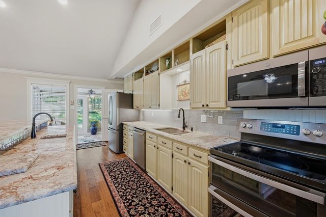 301 Kiowa Drive E, Lake Kiowa, TX 76240