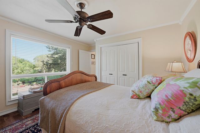 301 Kiowa Drive E, Lake Kiowa, TX 76240
