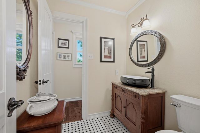 301 Kiowa Drive E, Lake Kiowa, TX 76240