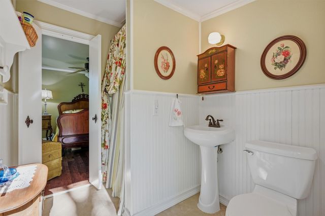 301 Kiowa Drive E, Lake Kiowa, TX 76240