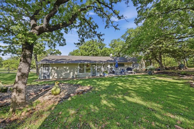 301 Kiowa Drive E, Lake Kiowa, TX 76240