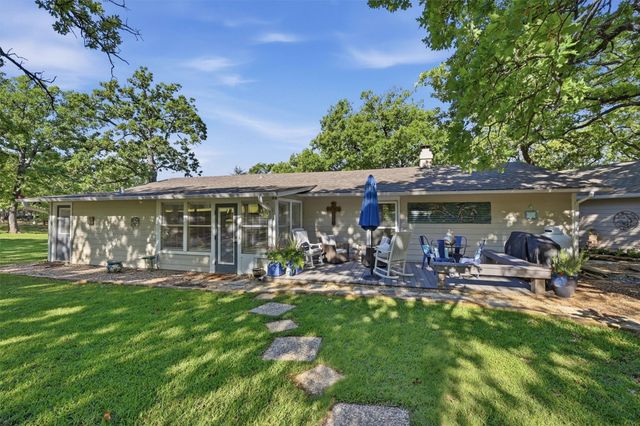 301 Kiowa Drive E, Lake Kiowa, TX 76240