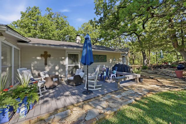 301 Kiowa Drive E, Lake Kiowa, TX 76240
