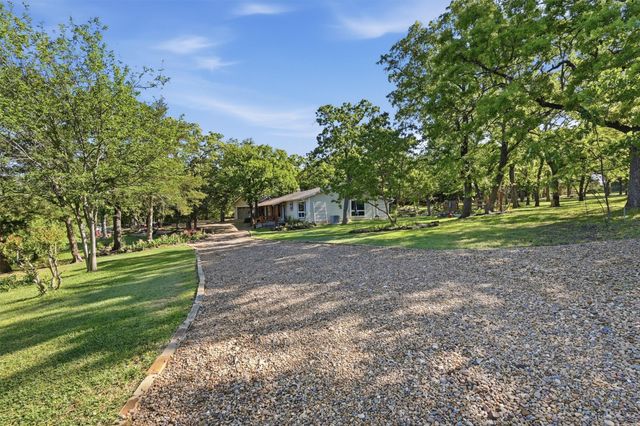 301 Kiowa Drive E, Lake Kiowa, TX 76240
