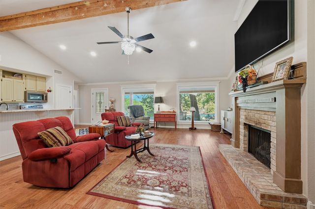 301 Kiowa Drive E, Lake Kiowa, TX 76240
