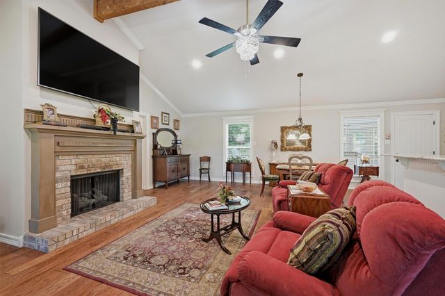 301 Kiowa Drive E, Lake Kiowa, TX 76240