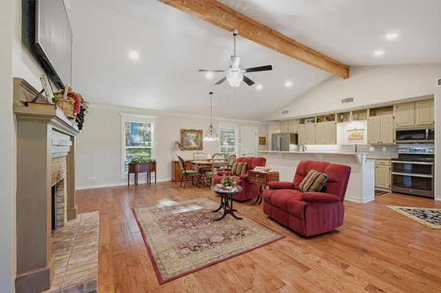 301 Kiowa Drive E, Lake Kiowa, TX 76240