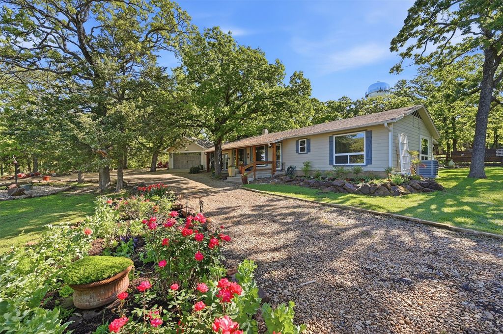301 Kiowa Drive E, Lake Kiowa, TX 76240