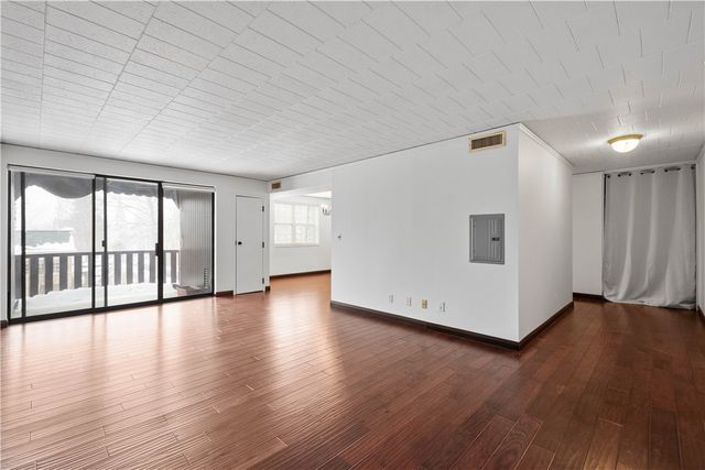 136 Centennial 305, Sewickley, PA 15143