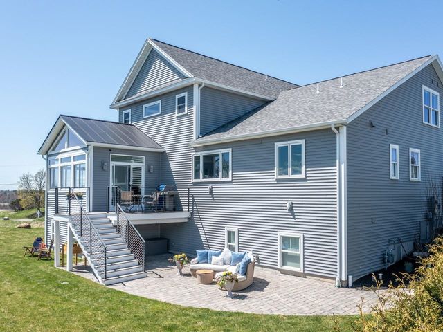 8 Medalist Drive, South Burlington, VT 05403